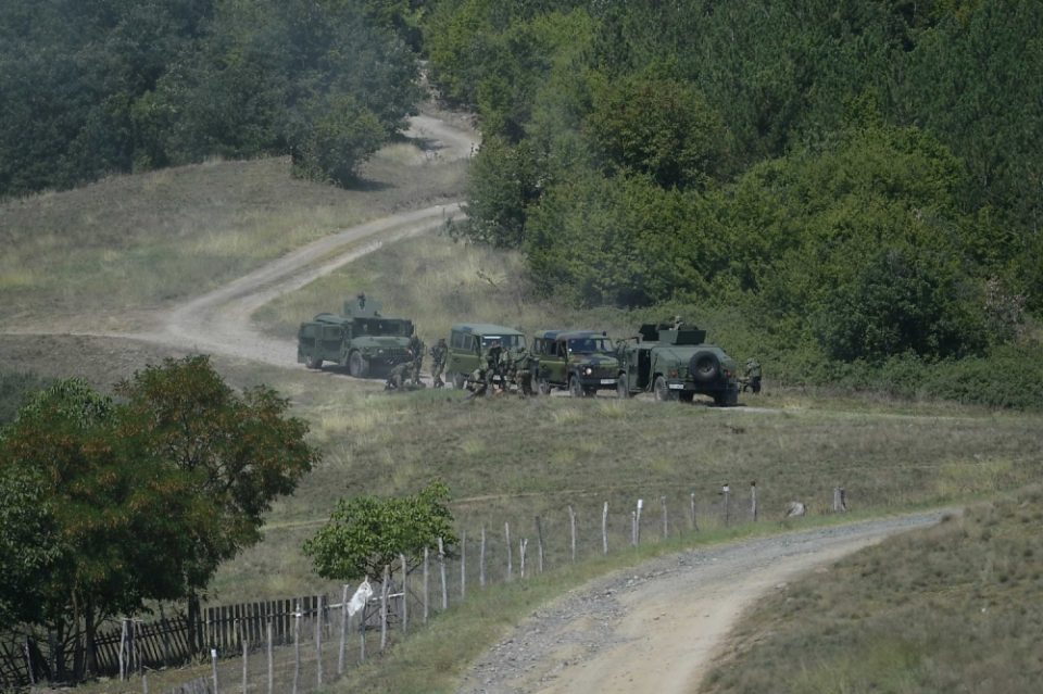 Конвој возила на Српската војска се движат кон Косово: Колоната е во полна борбена готовност во близина на граничниот премин