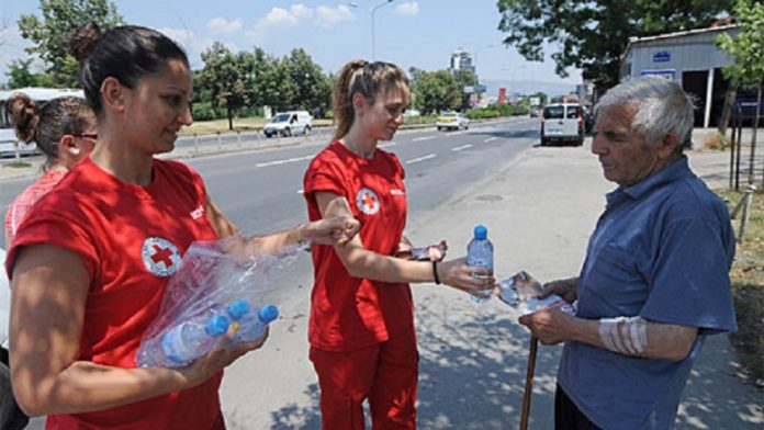 Топлотен бран во Македонија, екипи на Црвен крст ќе патролираат низ центарот на градот и на автбуските станици меѓу 11 и 16 часот, ќе делат вода
