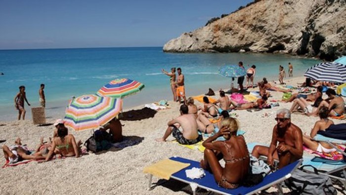 Србите ќе се вакцинираат за да одат на море во Грција: Вжештени телефонските линии на туристичките агенции