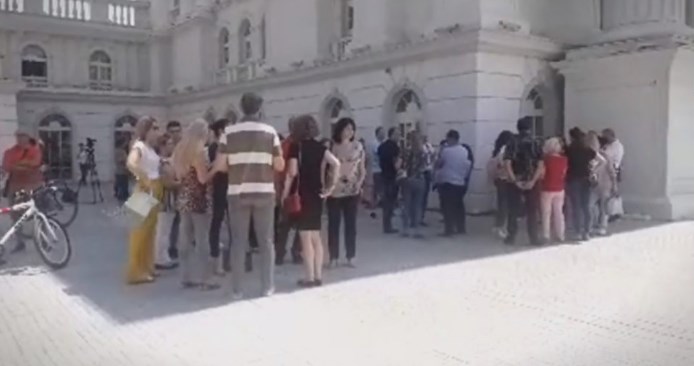 Родителите на учениците кои се запишуваат во скопската гимназија „Орце Николов“ на протест пред Влада