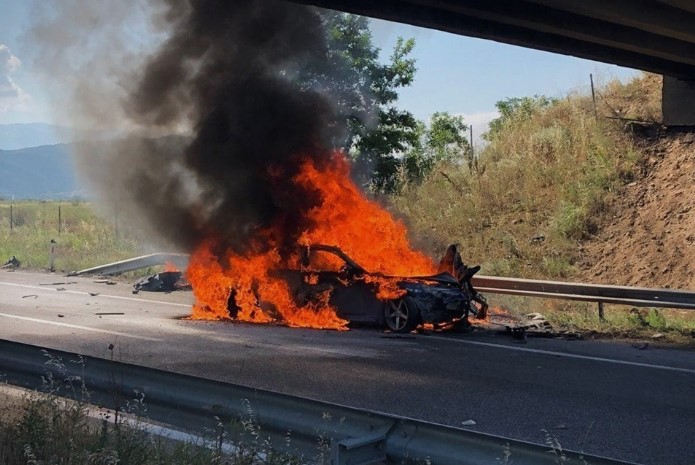 Еден загинат и четворица повредени во сообраќајка во која целосно изгоре автомобил