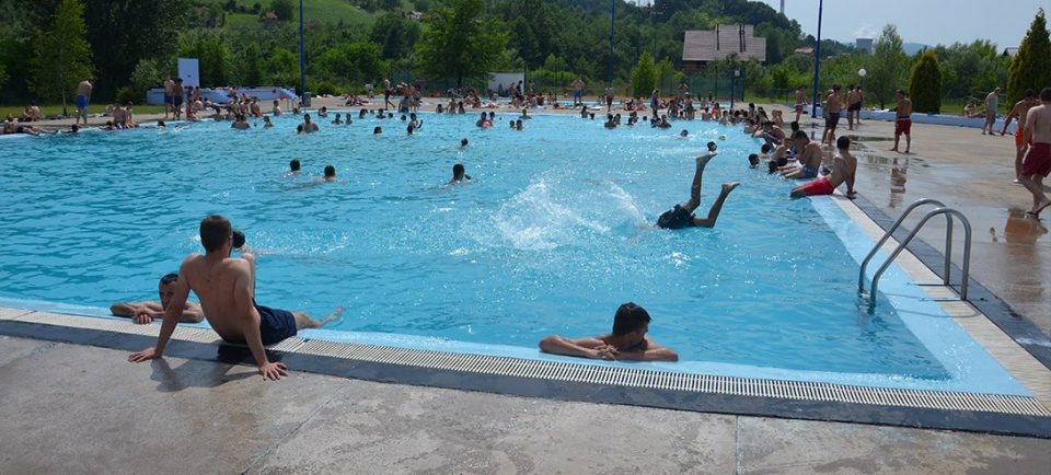 Деца во БиХ се отруле со хлор на базен, завршиле во болница
