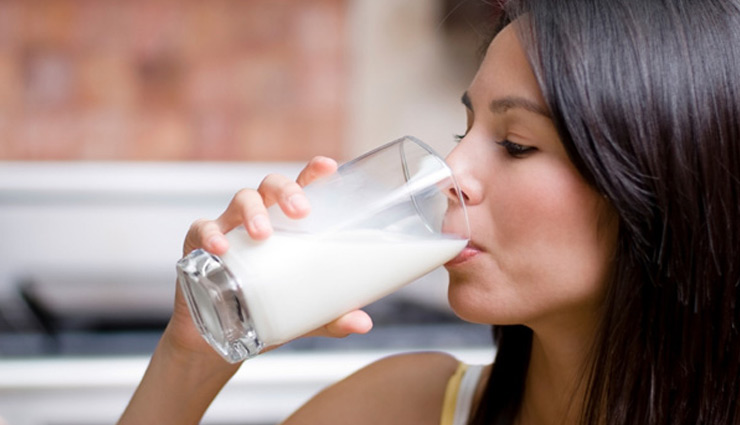 Зошто е добро да се напиете чаша млеко пред спиење?