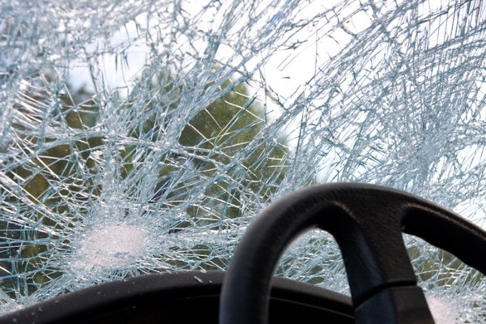 Автомобил излета од скопската обиколница: Загина жена, маж повреден