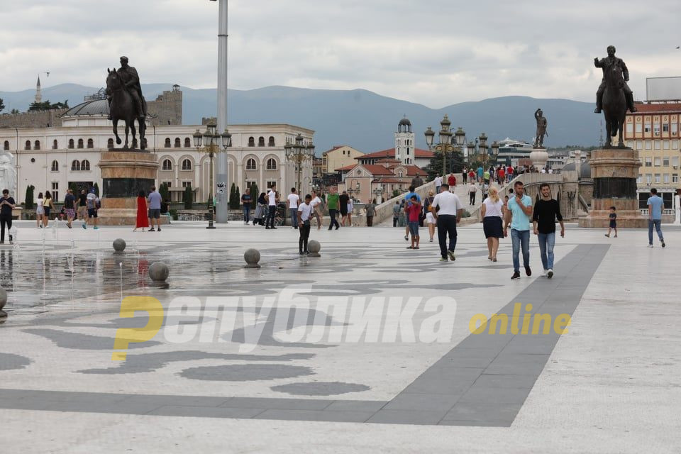 Повозрасен кумановец измамен за 800 евра на плоштад Македонија, место дијаманти останал со бижутерија