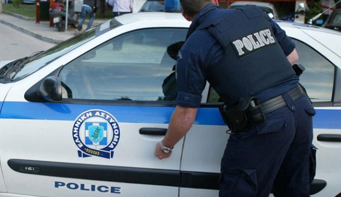 За дрога уапсени двајца полицајци во грчкиот град Игуменица, кај едниот пронајдени над 100 килограми канабис