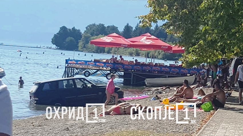 Џип заглави во Охридско езеро