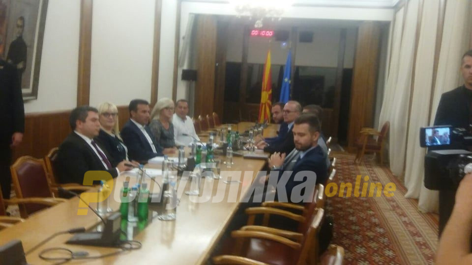 Засега нема напредок во преговорите, пауза за лидерите Заев и Мицкоски