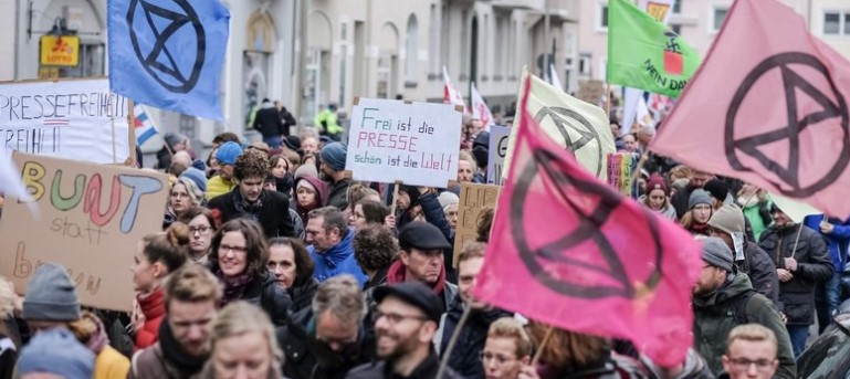 Илјадници граѓани од источна Германија излегоа на протести против владината енергетска политика