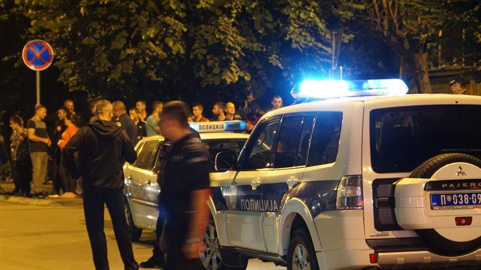Во тепачка во центарот на Белград на 16-годишно момче му го згмечиле черепот со чекан, мајка му го донела во болница