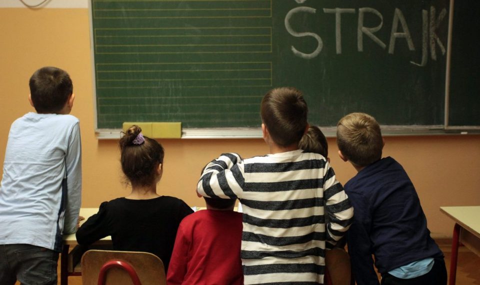 Родителите и учениците во исчекување дали штрајкот во образованието ќе продолжи