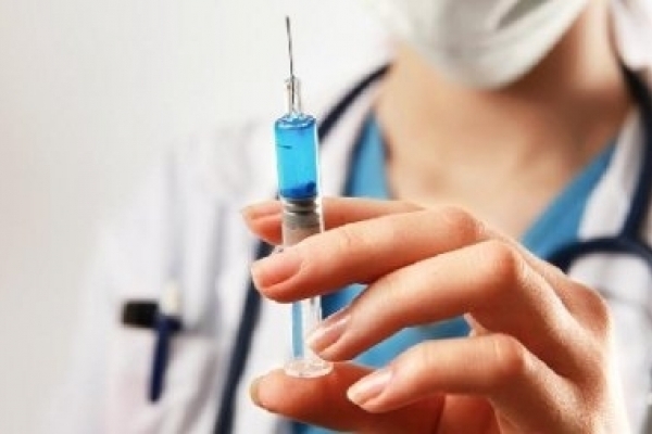 Уапсена медицинска сестра во Италија, обвинета е дека лажирала вакцинација на повеќе од 45 лица