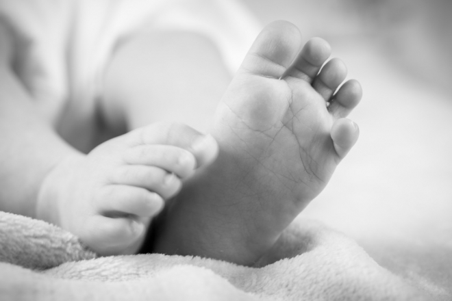 Бебето што почина од ковид-19 било доенче од шест месеци со вродена аномалија на черепот
