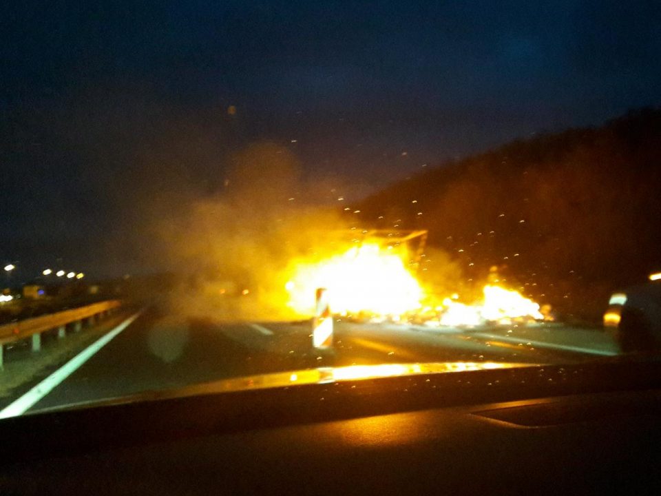 Запалена цистерна на патот Струмица – Радовиш, сообраќајот во прекин