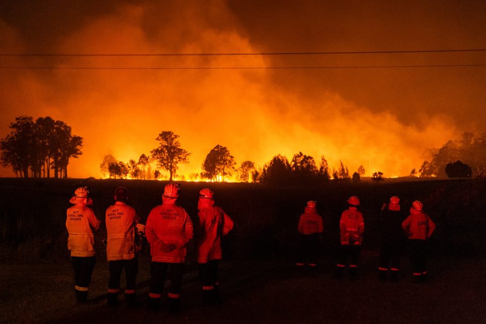 Стотина куќи изгореа во пожарите во Австралија, во тек е евакуација
