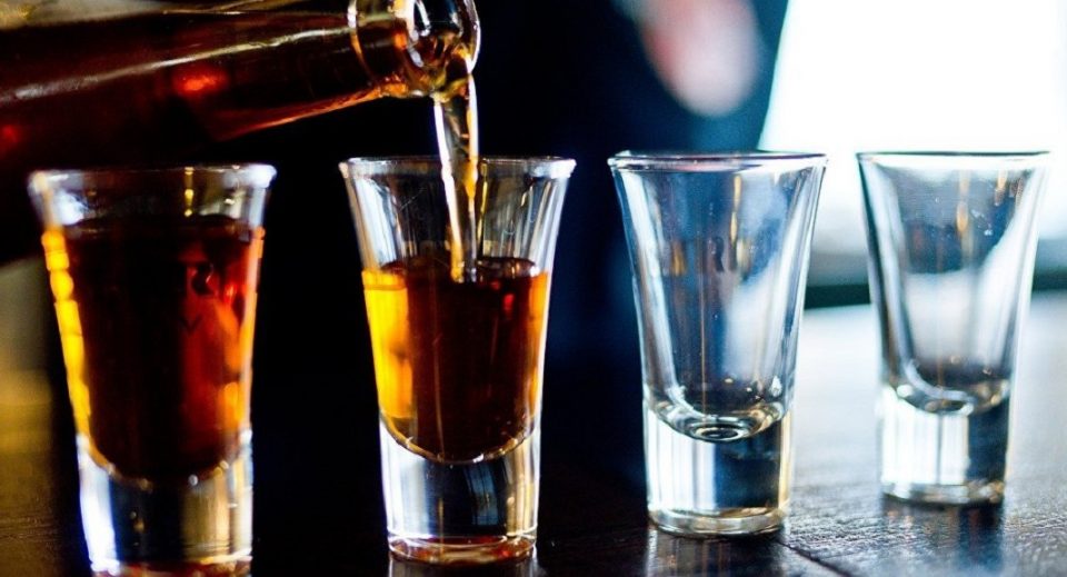 Точела алкохол на малолетници: Кривична пријава против вработена во угостителски објект и правното лице од Битола