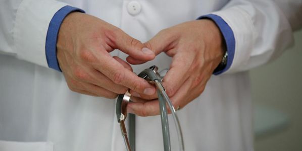 Четири години затвор за анестезиологот од клиниката „Санте плус“ обвинет за смрт на родилка