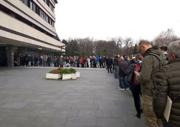 Долга колона пред ВМА во Белград, илјада луѓе чекаат за тест за коронавирус