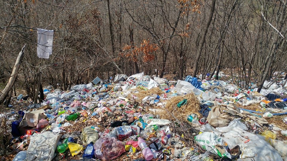 Тоа што го видовме пред Држилово е страшно, ѓубрето оди можеби 10-15 метри надоле по падот на планината