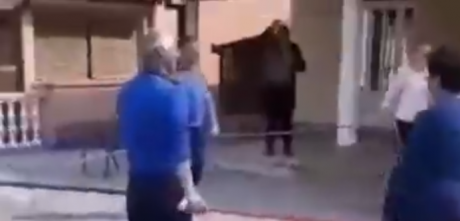 Срби играат оро на дистанца од 2 метри