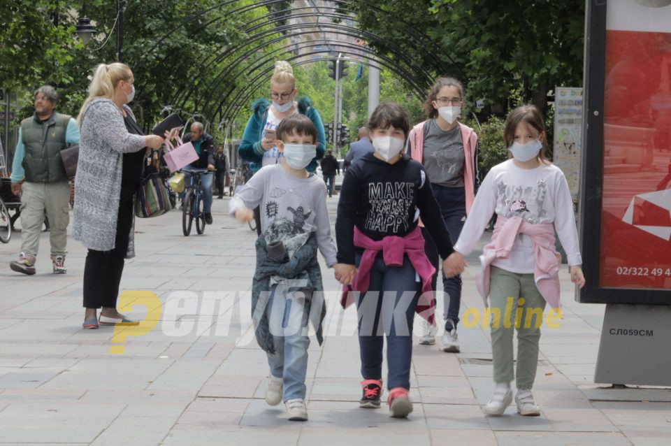 Здравствените власти објавија: Еве на која возраст и каде децата треба да носат маски
