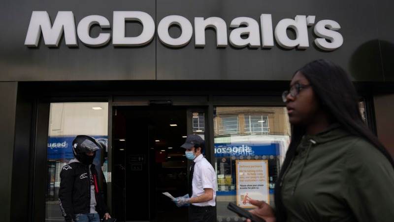 Продажбата на Мекдоналдс надвор од САД „тешко“ погодена од корона кризата