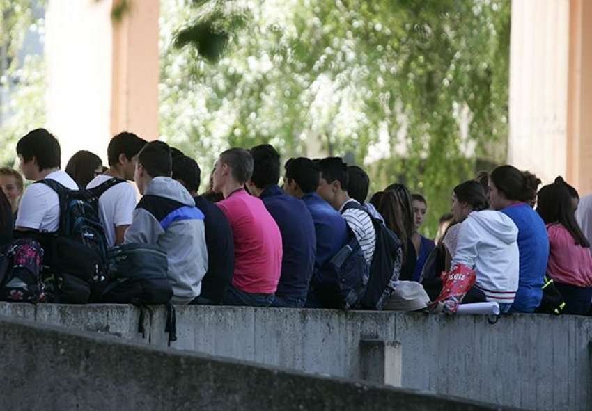 „Сликајте ги свидетелствата на децата, после трчајте по партии за вработување“ – вирален статус на македонски професор