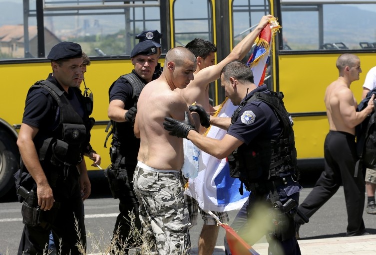 Mомчиња носеле српско знаме: Косовската полиција ги претепала