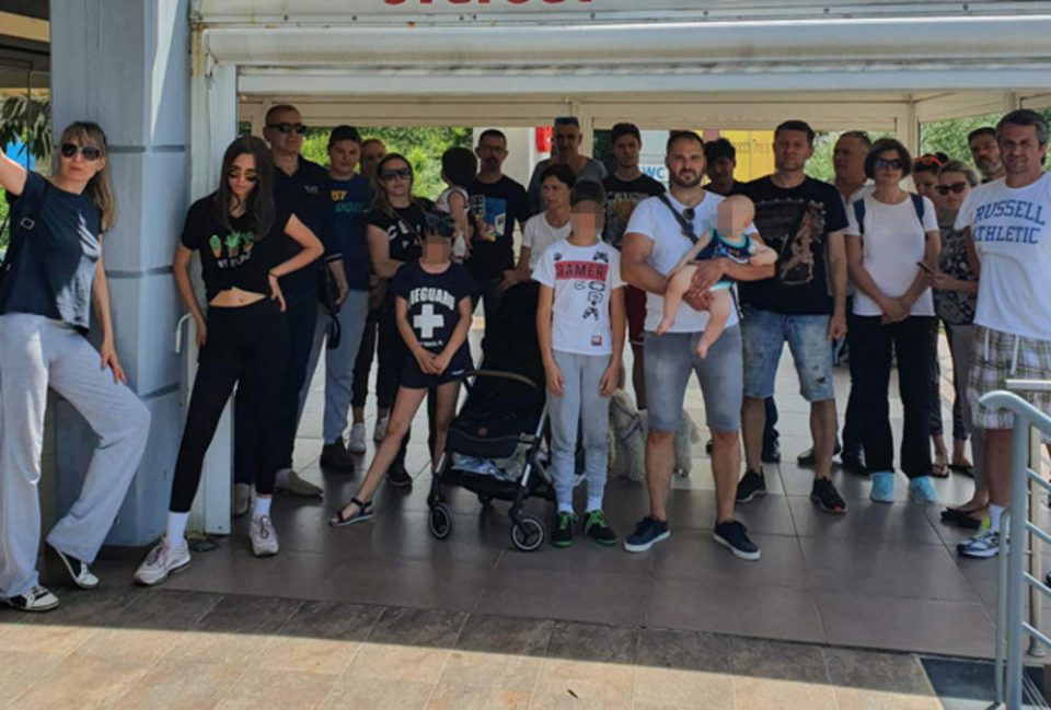 Заробени на грчката граница: Околу 200 Срби со часови чекаат на сонце со деца во автомобилите
