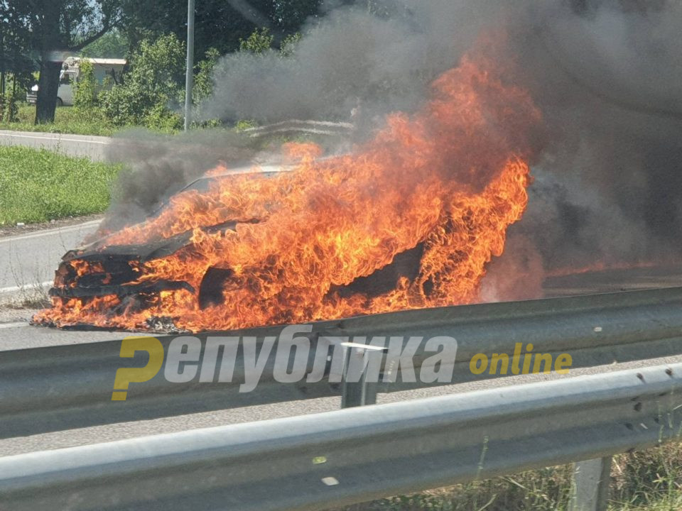 Се запали „мерцедес“ на автопатот Куманово-Скопје