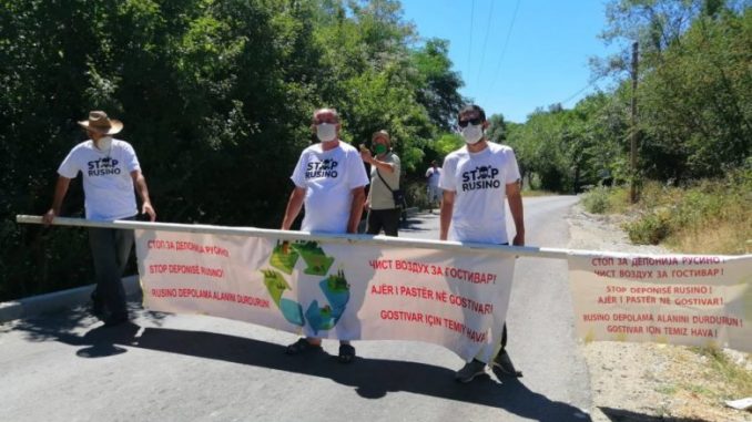 Активисти од „Стоп Русино – чист воздух за Гостивар“ го блокираа пристапот на камионите со отпад