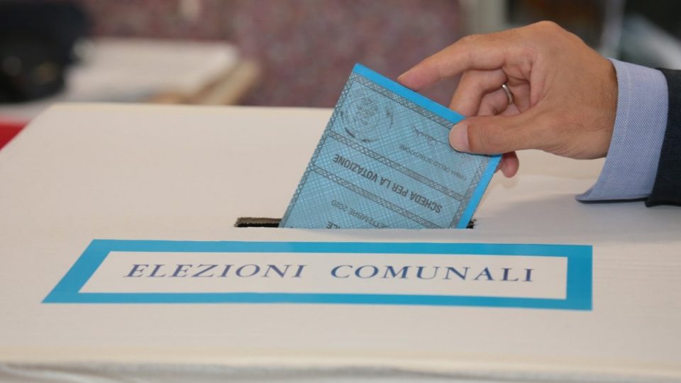Десницата во Италија убедливо победи на изборите во клучните региони Ломбардија и Лацио