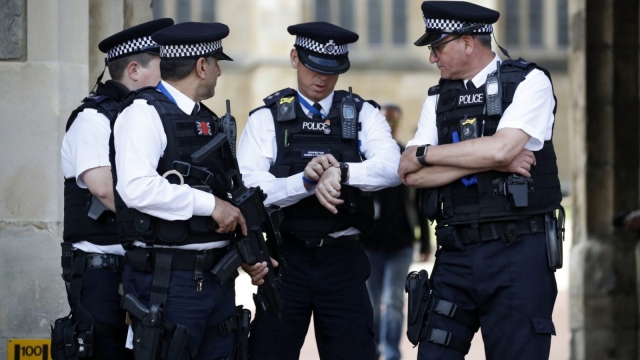 Бизарен тренд во Велика Британија: Ги напаѓаат полицајците со кашлање и плукање