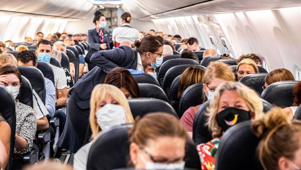 Јапонија ги прекинува новите резервации за авиолетови поради сојот Омикрон