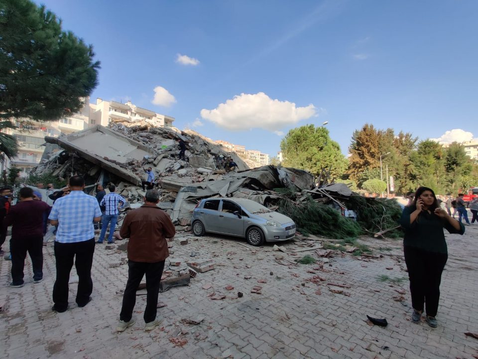 Силен земјотрес го погоди Измир