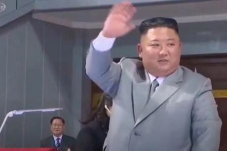 Ким Јонг-ун плачеше на воената парада, му се извини на народот бидејќи потфрлил во водењето на државата