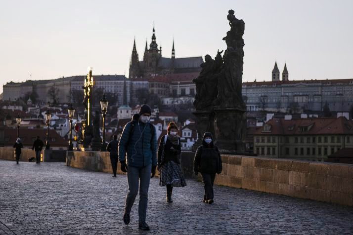 Чешка и Словачка забранија влез за невакцинирани во угостителските објекти