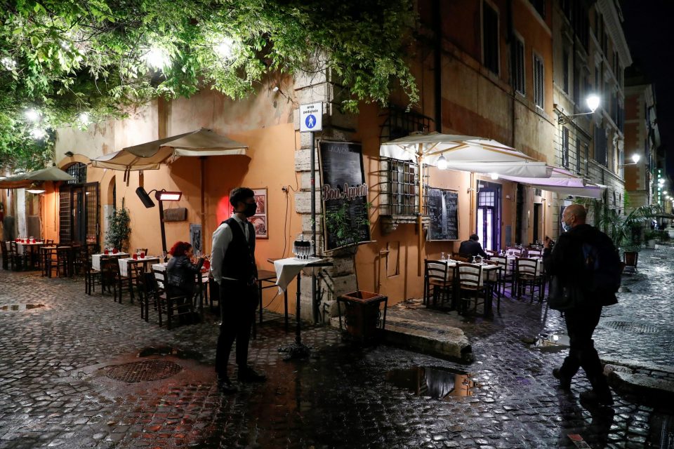 Кафулињата ќе затвораат порано, градоначалниците ќе затвораат плоштади – Италија ги заострува мерките