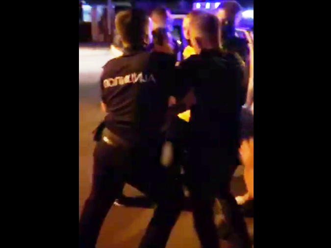 Полициска бруталност во Скопје: Полицајци пцујат и клоцаат граѓани и со колено в глава ги гмечат на земја