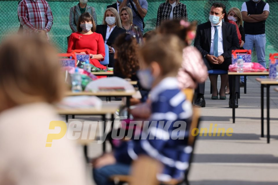Учениците се враќаат во школо од септември, МОН и МЗ прават протоколи кои ќе бидат готови за две недели, најави Филипче