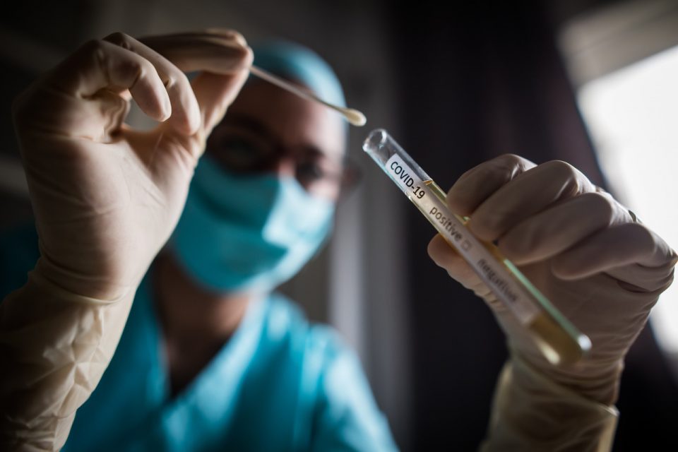 Таа е прва: Kомпанија воведе забрана за работа без тест за коронавирус