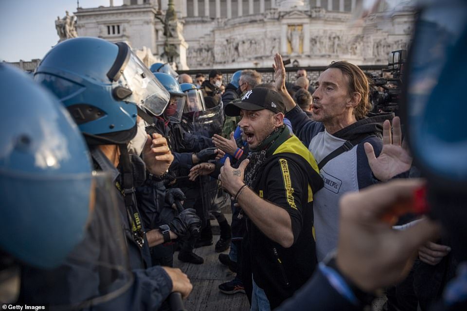 Судир со полицијата, факели и пароли: Граѓани на Рим на протест против карантинските мерки