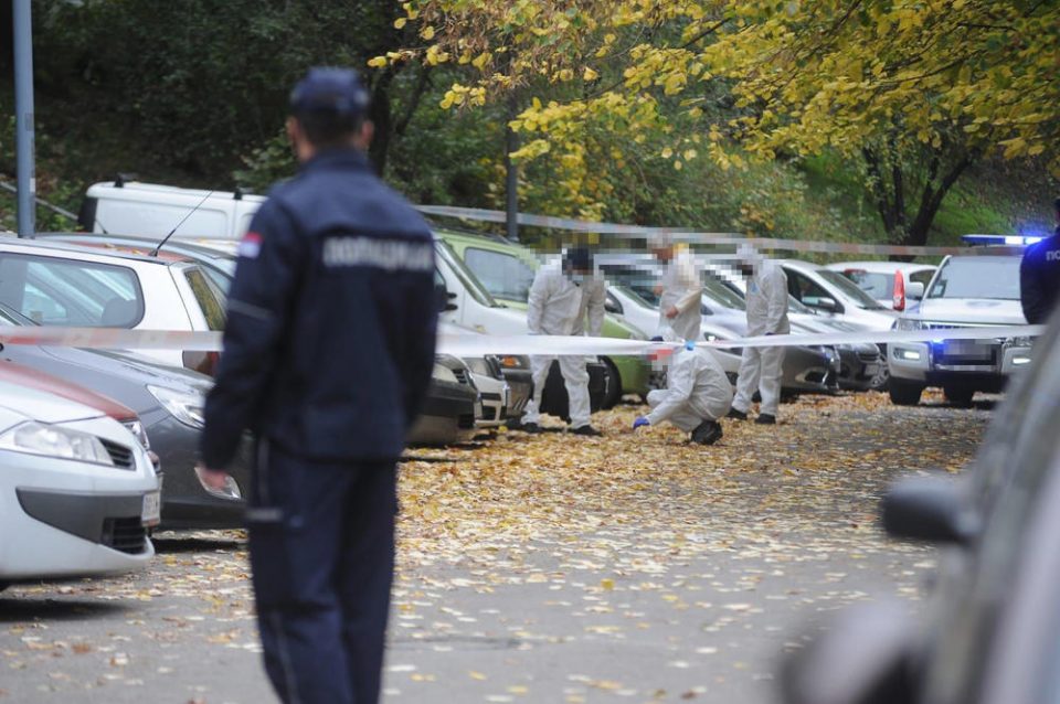 Маж со нож влегол во зграда и почнал да напаѓа случајни лица