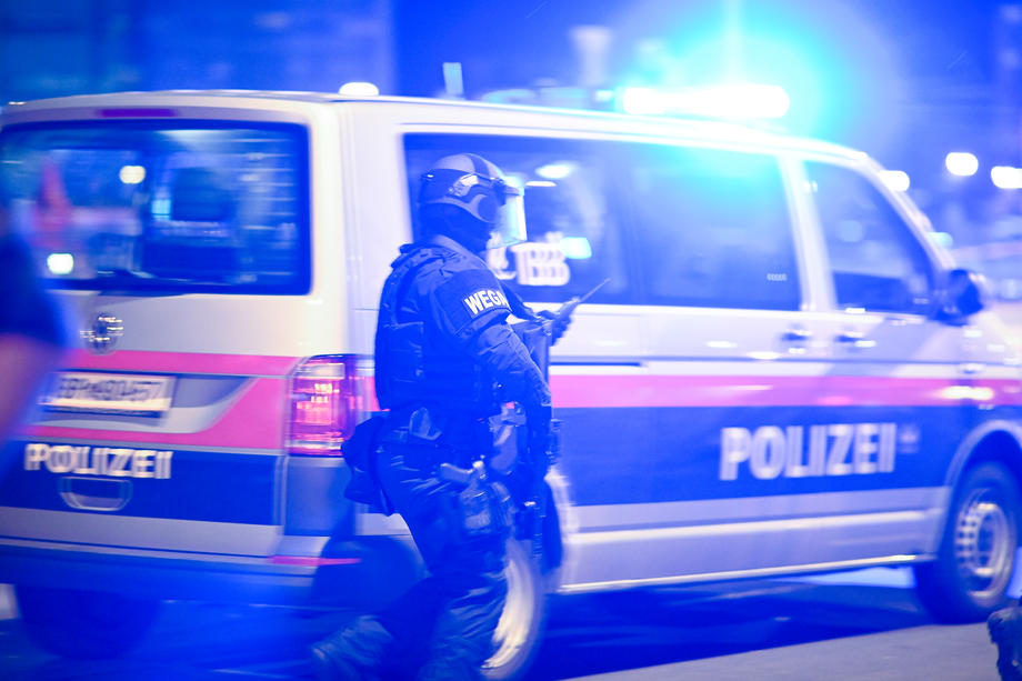Четири лица се ранети во престрелка во Виена