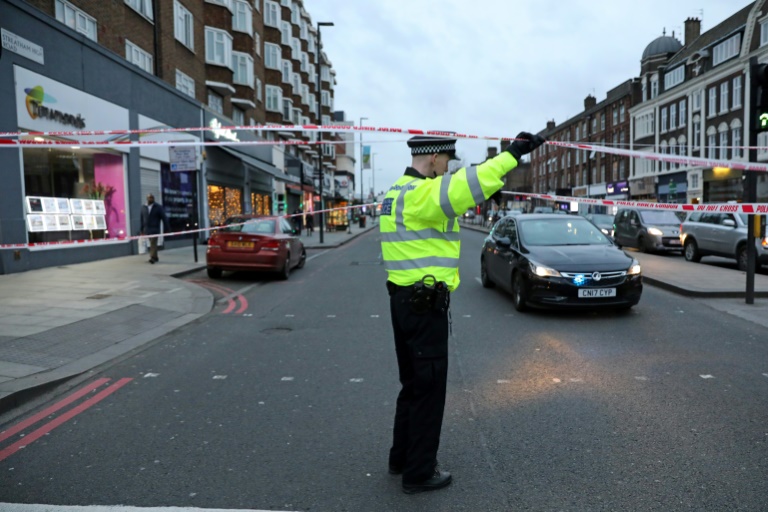 Лондонската полиција уапсила маж кој со своето возило удрил во оградата на Даунинг стрит