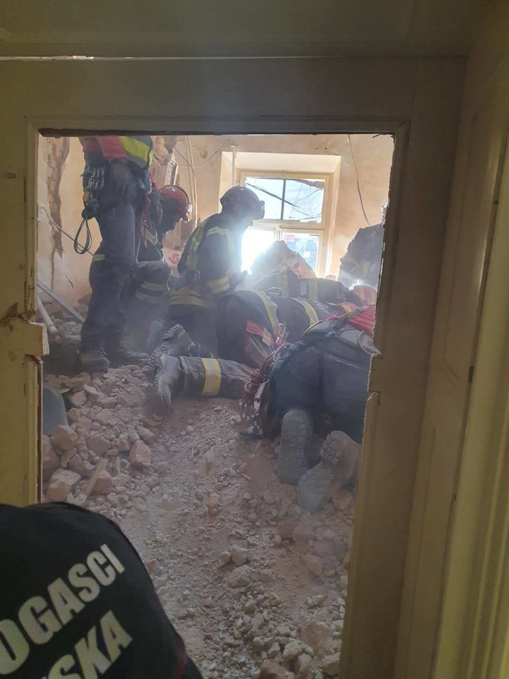 Борба за секој живот: Пожарникарите четири часа копаа и извлекоа девојка од под урнатините во Петриња