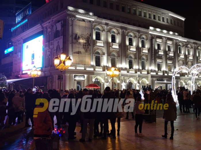 „Kластер Македонија“: Плоштадот преполн со луѓе, повеќето не носат маски