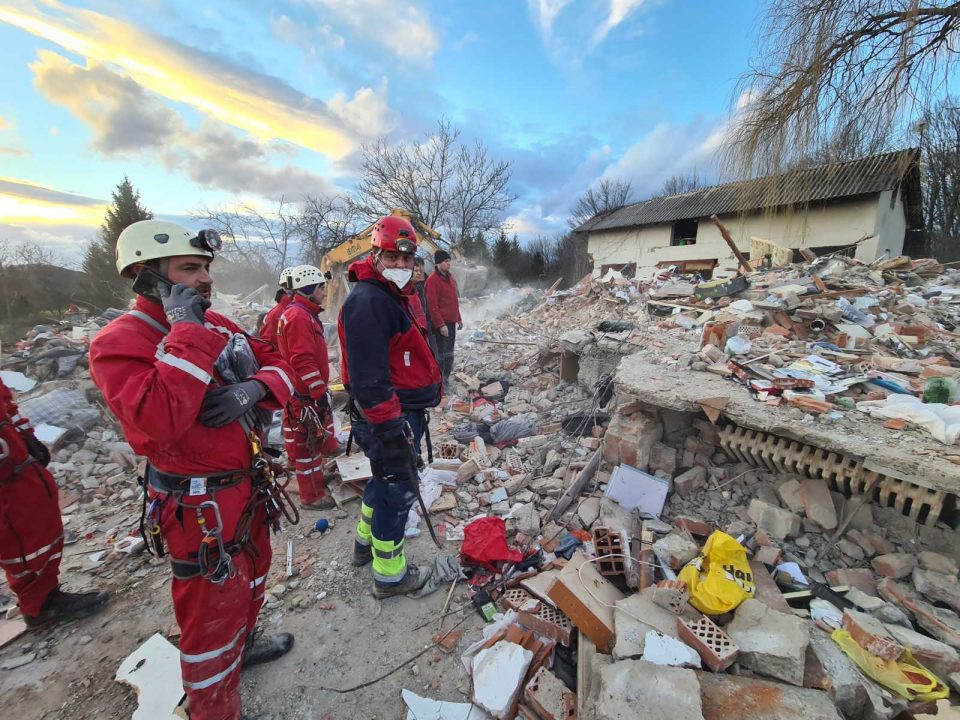 По страотниот земјотрес во Петриње земјата пропаднала за 10-30 центиметри