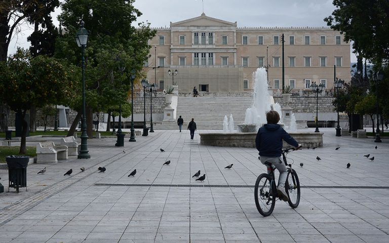 Грците, наместо 300 евра, ќе плаќаат 500 евра ако ги прекршат мерките