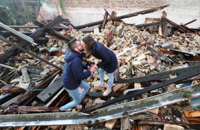 Ја запроси девојката на местото каде што за малку ќе загинеше во земјотресот: Љубовна приказна од Петриње